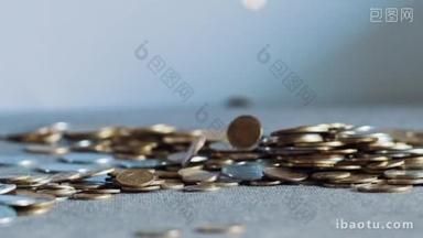 大量的硬币落到桌子上, 填满了表面。<strong>特写</strong>